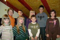 1 red:Petra,Irena, Hrvoje, Lucija, 2 red: Josip,Dorian, Dora, Donald