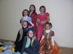 Mlade glumačke snage: "mišica" Mirjam, "mačka" Ivona, "dijete" Margerita, "mama" Ivana i "polusestre" Lucija i Nora iz predstave "Moderna pepeljuga"